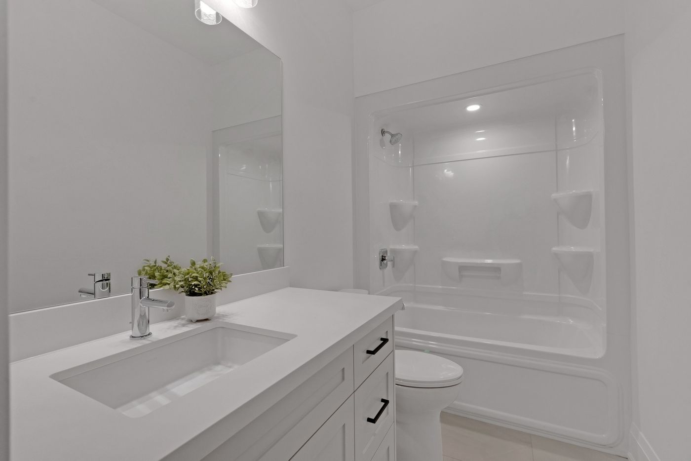 Main bathroom with quartz vanity