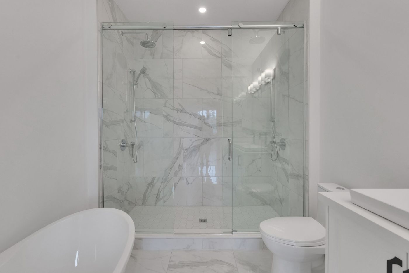Double walk-in shower with marble-look tile
